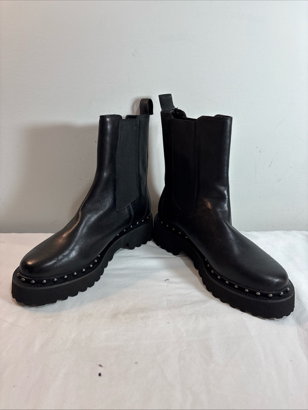 Vince Camuto Women’s Black Platform Chelsea Boots with Stud Trim. 8/30 - Picture 3 of 10